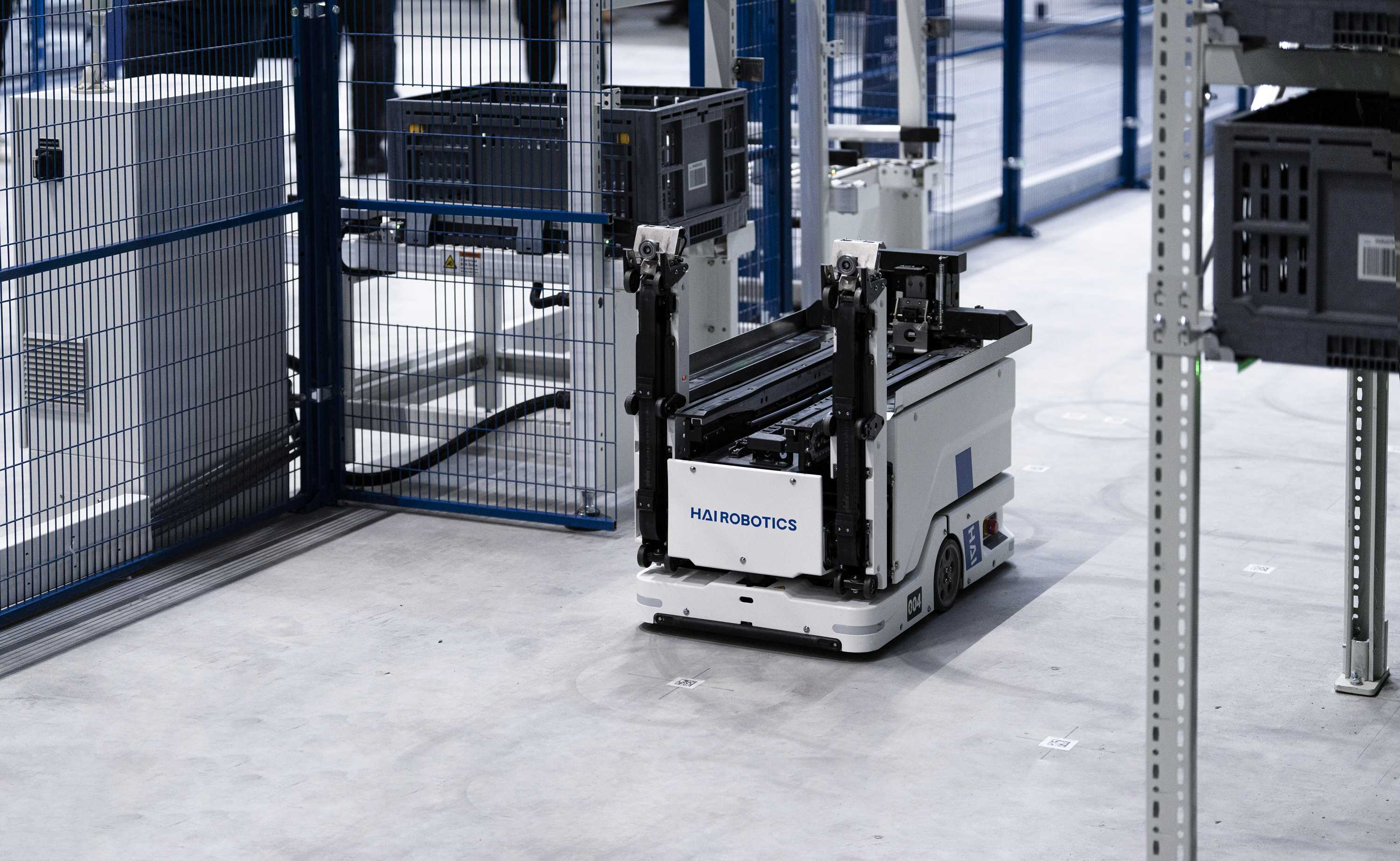HaiPick Climb climbing robot retrieving inventory from high-density warehouse storage racks