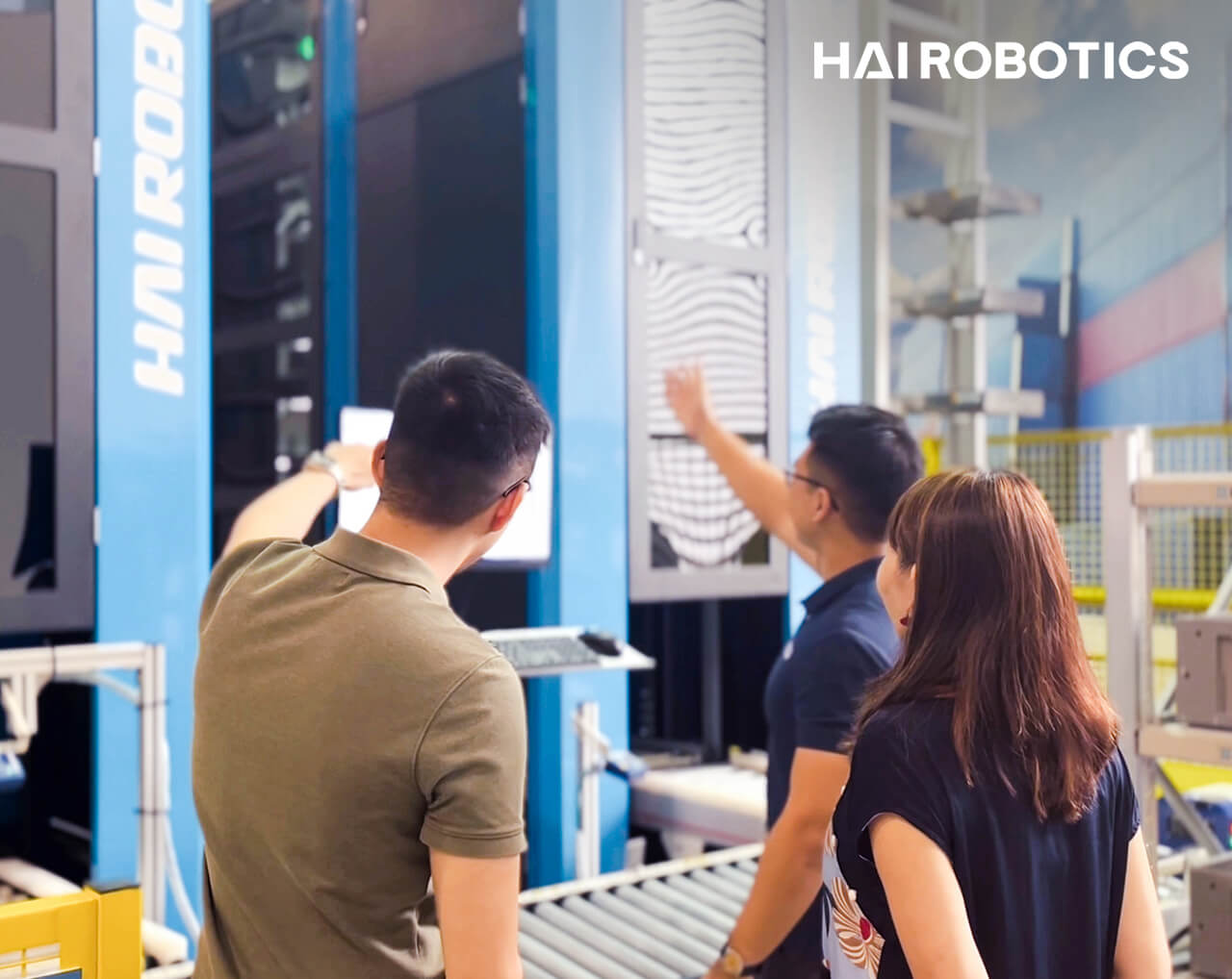 HAI ROBOTICS Singapore team shows HAIPICK System to customers 