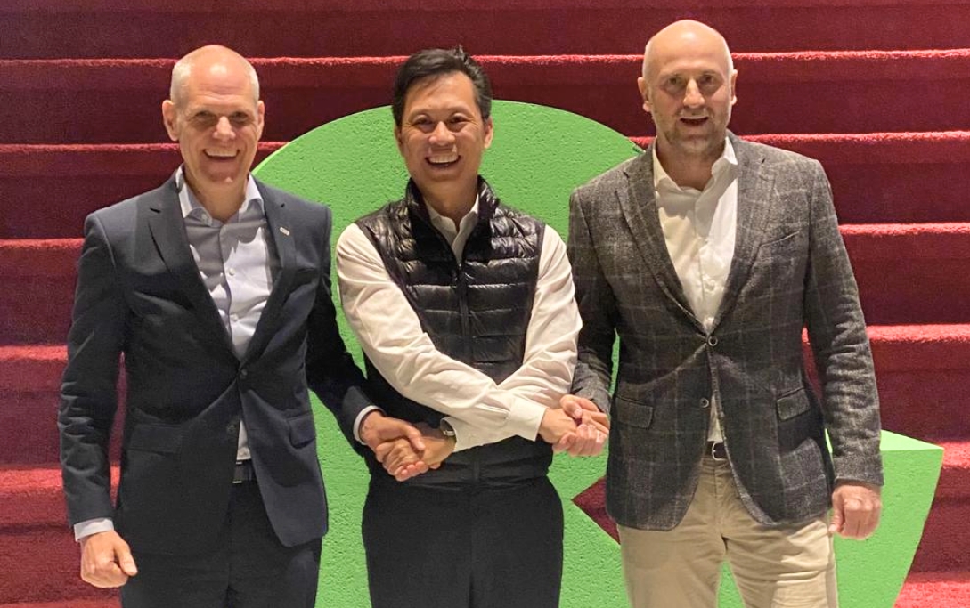 F.l.t.r.: Henry Puhl, CEO at TGW Logistics, Peter Guan, General Manager EMEA at Hai Robotics, Christoph Wolkerstorfer, CTO at TGW Logistics