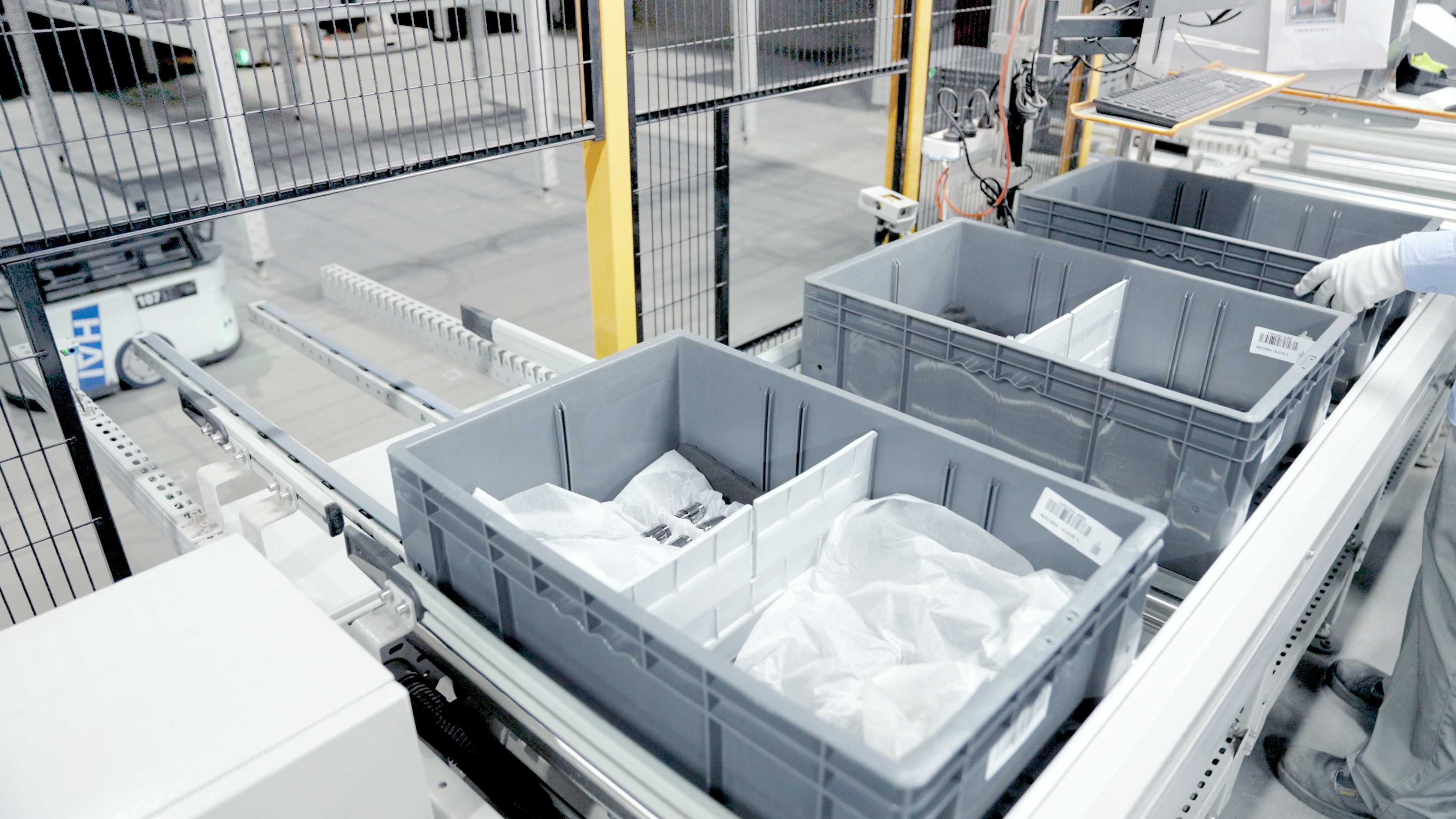 Handle Any Container in One Automated Warehouse System